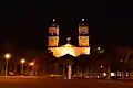 L'église N-D del Carmen et une partie de la place Treinta-y-Tres la nuit.