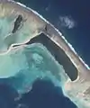 Nukuloa (au centre), à côté de Nukula'ela'e (tout petit) et Nukufotu (à gauche).