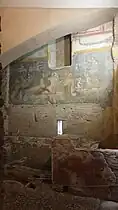 Mur décoré et fontaines