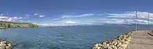 photographie d'un lac sous un ciel bleu.
