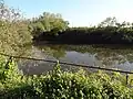 Plan d'eau aménagé.