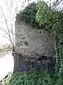 Ruines de la tour nommée « La Chapelle ».