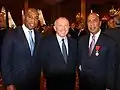 Avec son fils Stéphane et le milliardaire Bernard Arnaud