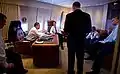 Le président Barack Obama parle avec des membres de la délégation de l'Indiana du Congrès américain en route pour Elkhart (Indiana), pour une réunion publique dans cette ville en février 2009. Il est fréquent que lors d'un déplacement dans un État américain, le président voyage avec des sénateurs ou représentants de cet État.