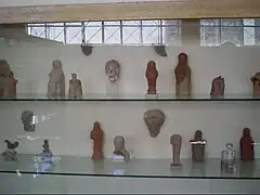 Vitrine contenant des objets VIIIe au IVe siècle av. J.-C. provenant du Délion.