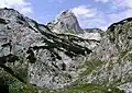 La grotte de Ledena s'ouvre sur le flanc d'Obla glava (2&nbsp;303&nbsp;m).