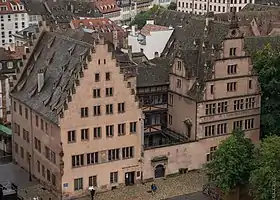 Pignon à gradins et pignon à volutes alsaciens du musée de l'Œuvre Notre-Dame à Strasbourg.