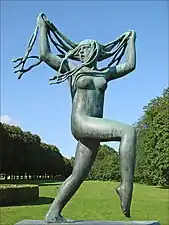 Jeune femme dansant