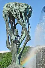 Bébé assis dans l'arbre