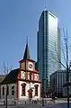 Église française et « City Tower » (120&nbsp;mètres).