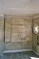 Tableau indiquant les caractéristiques techniques du barrage
