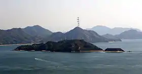 Vue de l'île depuis Kurotaki-yama. Le pylône de droite est le plus haut du Japon, avec 226 m.