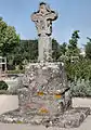 Croix dite d'Olemps, face est, en grès rose, dans le vieil Olemps. Datée du XVe&nbsp;siècle, classée monument historique, elle se serait trouvée à l'origine au pont de La Mouline sur l'Aveyron, au bas d'Olemps