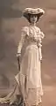 Olga de Meyer en blanc, avec une ombrelle, vers 1905, par Adolf de Meyer