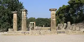Ruines du temple d'Héra ayant fait l'objet d'une restauration partielle avec l'anastylose de quatre colonnes.