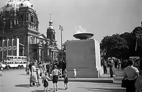 La vasque olympique dans les rues de Berlin.