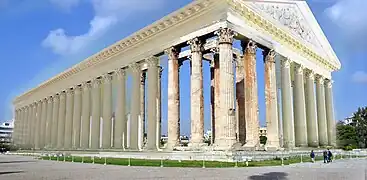 Aspect probable de l'Olympiéion dans son état de 129 après J.-C., intégrant les colonnes et les fragments de l'entablement subsistants.