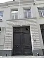La numérotation autrichienne D7.100 sur le fronton de cette maison.