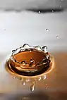 Impact d'une goutte sur de l'eau calme.