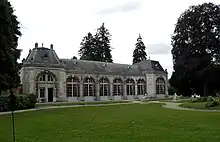 Corps de bâtiment avec six grandes fenêtres et deux ailes