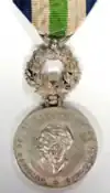 Portrait de profil du roi Antoine II figurant sur une décoration de l'ordre des Étoiles du Sud, connue sous le nom de San Jorge de la Araucanía.