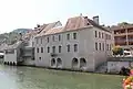 Le musée Courbet vu du côté de La Loue.