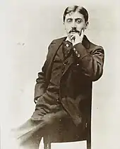 La pose de Proust de ce cliché est reprise comme icône sans jamais citer l'auteur.