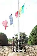 Drapeaux français et sénégalais