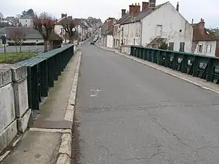 Vue vers l'ouest :le pont et en arrière-plan le cœur d'Ouzouer.