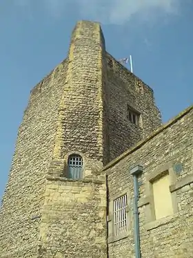 Photo en contre-plongée d'une tour en pierre grise