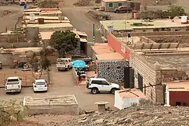 Le restaurant et quelques habitations.