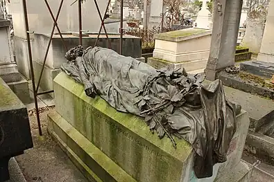 Jules Dalou, Gisant d'Auguste Blanqui sur sa tombe (1885), cimetière du Père-Lachaise (91e division).