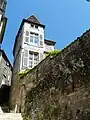 La rue de l'Abreuvoir longe le logis ouest