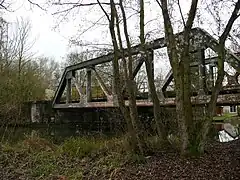 Pont d'environ 20&nbsp;m d'ouverture sur la Somme, entre les deux gares de Péronne.