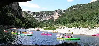 Descente des gorges de l'Ardèche en bateau.