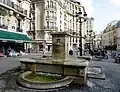 Une des deux fontaines de la place.