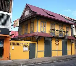 Maison créole réhabilitée en restaurant.