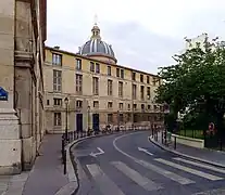 Début de la rue, côté Seine (nos 1 et 3) avec le dôme de l'Institut en arrière-plan.