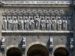 La frise de Jésus avec les apôtres sur la façade principale (sud).