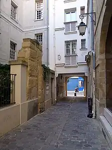 La rue vue en direction de la rue Saint-Paul.
