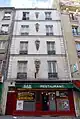 No 82 : immeuble avec moulures.