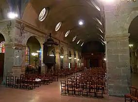 Nef principale et nefs collatérales.