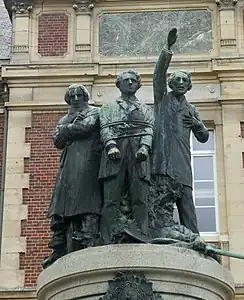 Monument aux Trois Instituteurs (1899), Laon, école normale