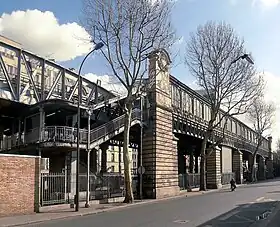 Station aérienne de la ligne 2, vue du boulevard de la Villette, côté 10e arrondissement.