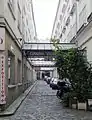 Vue de la cour depuis le sol.