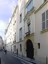 Rue, côté des numéros pairs, avec le no 4 au premier plan.