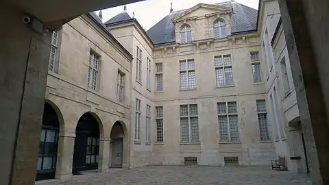 Cour de l'hôtel.