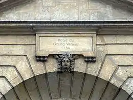 Mascaron et inscription.