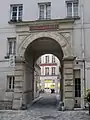 Au no 3, accès à la cour Jacques-Viguès.