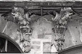 Chimères de la façade du no 133 avant la rénovation de 2014.
